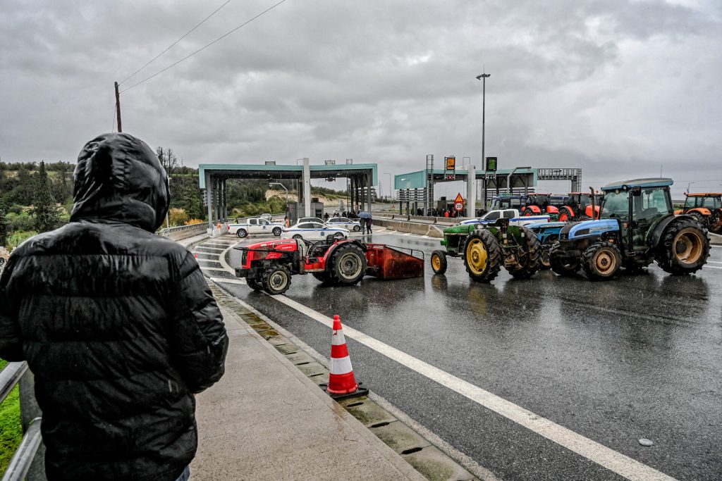 Αναχωρούν για τα μπλόκα οι αγρότες που απέκλεισαν το λιμάνι της Θεσσαλονίκης