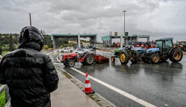 Αναχωρούν για τα μπλόκα οι αγρότες που απέκλεισαν το λιμάνι της Θεσσαλονίκης