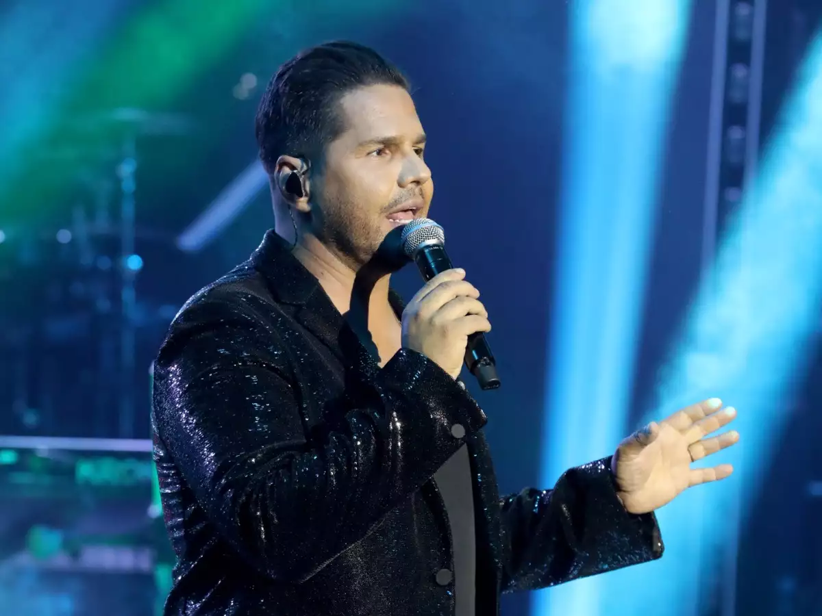 Γ.Τσαλίκης: H στιγμή που διακόπτει συναυλία του στην Κόρινθο επειδή νομίζει ότι τον σημαδεύουν με… όπλο! (βίντεο)