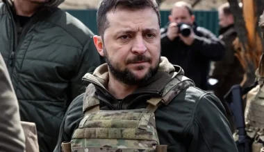 Ο Ζελένσκι εμφανίστηκε στο Κουπιάνσκ  της ανατ. Ουκρανίας φορώντας αλεξίσφαιρο γιλέκο