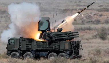 Βίντεο: H στιγμή που Ρώσοι χειριστές αυτοκινούμενου συστήματος αεράμυνας Pantsir-S1 καταρρίπτουν ουκρανικά drones