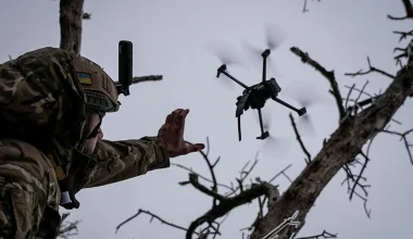 Ουκρανικά drones κτύπησαν δύο ρωσικά συστήματα ραντάρ και μεταγωγικό αεροσκάφος AN-26 στη Κριμαία (βίντεο)