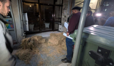 Λάρισα: Συγκέντρωση διαμαρτυρίας αγροτών έξω από τα γραφεία βουλευτών της ΝΔ (βίντεο)