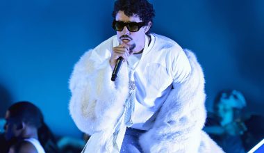 Ατύχημα για τον Bad Bunny: Γλίστρησε κι έπεσε κατά τη διάρκεια συναυλίας του στο Μεξικό (βίντεο)