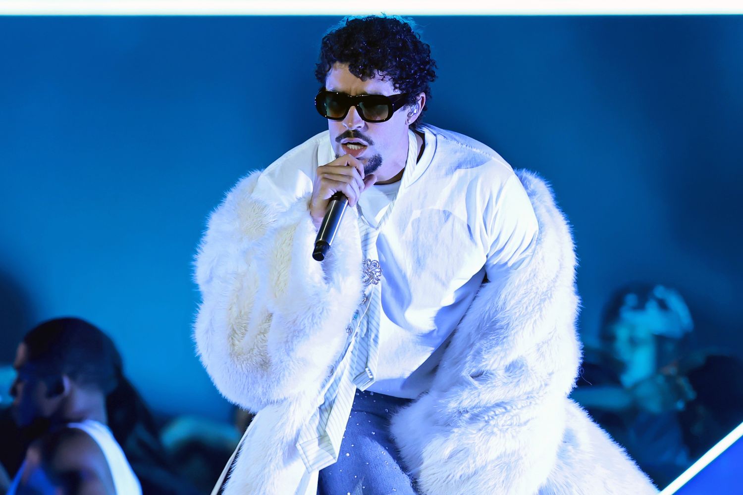 Ατύχημα για τον Bad Bunny: Γλίστρησε κι έπεσε κατά τη διάρκεια συναυλίας του στο Μεξικό (βίντεο)