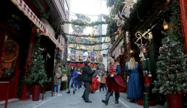 Χαμηλά η «μπάλα» από τους καταστηματάρχες για το εορταστικό ωράριο