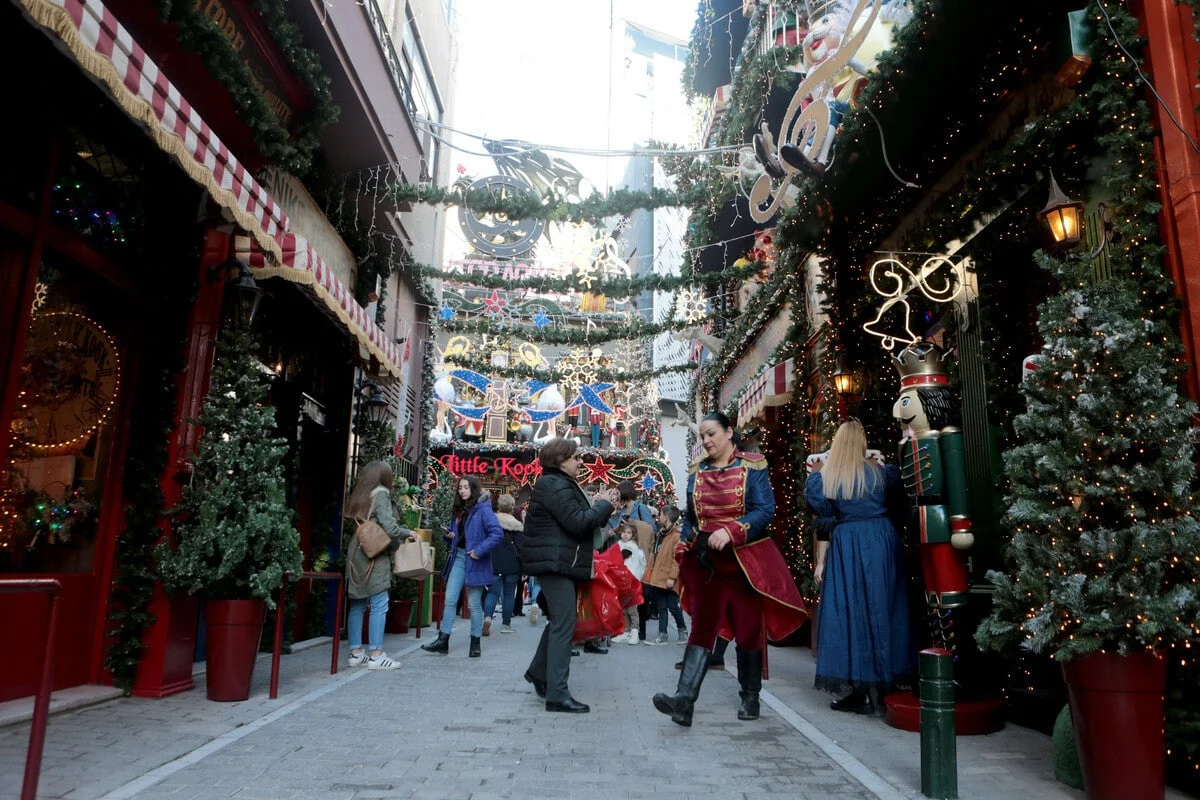 Χαμηλά η «μπάλα» από τους καταστηματάρχες για το εορταστικό ωράριο