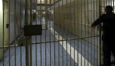 Βόλος: Ποινή φυλάκισης σε 74χρονο που επιτέθηκε με πατερίτσα στην σύζυγο και την κόρη του