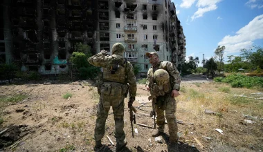 Βίντεο: Ρωσικά στρατεύματα αναγκάζουν τους εναπομείναντες Ουκρανούς στρατιώτες στη Μίρνογκραντ να παραδοθούν