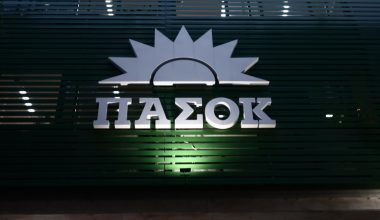 Το ΠΑΣΟΚ αναστέλλει την κομματική ιδιότητα του Γ. Λαμπράκη