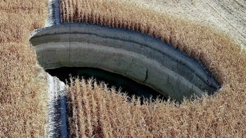 Eκατοντάδες τεράστιες καταβόθρες καταγράφηκαν στο Ικόνιο (βίντεο)