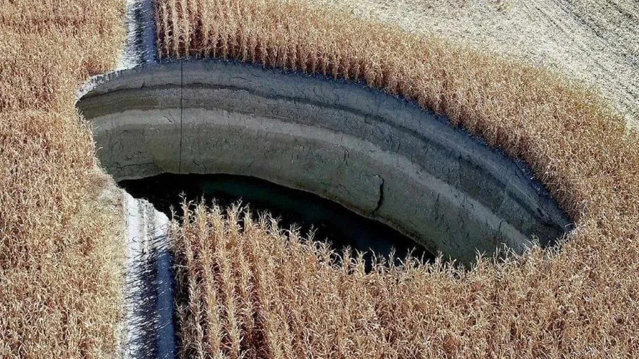 Eκατοντάδες τεράστιες καταβόθρες καταγράφηκαν στο Ικόνιο (βίντεο)