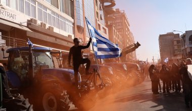 Ξεκίνησε η «απόβαση» των αγροτών από τα μπλόκα στο λιμάνι της Θεσσαλονίκης – Δείτε βίντεο και φωτογραφίες