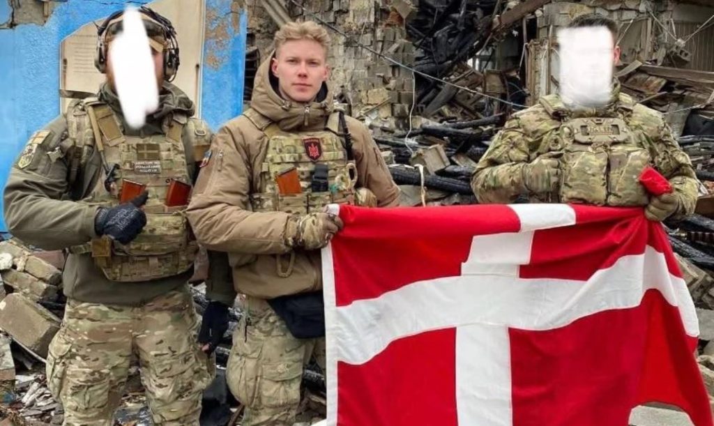 Δανός μισθοφόρος των Ουκρανών χλεύαζε τα πτώματα Ρώσων στρατιωτών – Λίγες μέρες αργότερα εξοντώθηκε ακαριαία (φωτο)