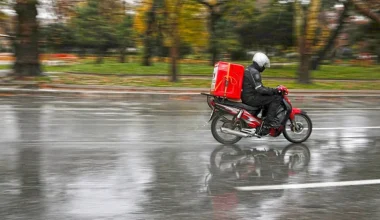 Διανομέας φαγητού στον Πύργο παρέσυρε με το μηχανάκι του δύο γυναίκες