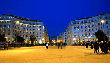 Θεσσαλονίκη: 45χρονος επιτέθηκε σε δύο γυναίκες στην πλατεία Αριστοτέλους – Φέρεται να έφτυσε την μία στο πρόσωπο