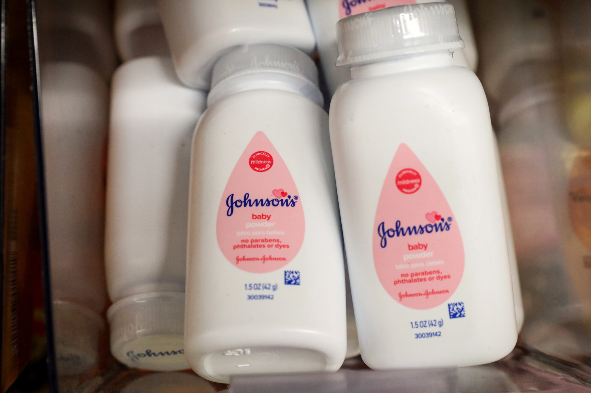 Johnson & Johnson: Αποζημίωση 40 εκατ. δολαρίων σε δύο γυναίκες που έπαθαν καρκίνο μετά από χρήση ταλκ!