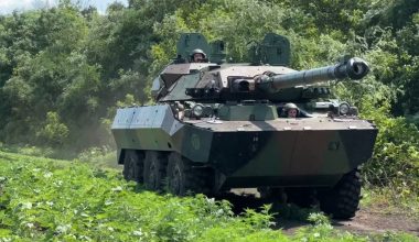 Bίντεο: Ρωσικό drone προλαβαίνει ουκρανικό τεθωρακισμένο όχημα σε δρόμο στο Κουπιάνσκ και το μετατρέπει σε «στάχτη»