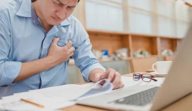 Τουλάχιστον 1.598 αθλητές υπέστησαν καρδιακή προσβολή το 2022 μετά τον εμβολιασμό κατά του Covid-19