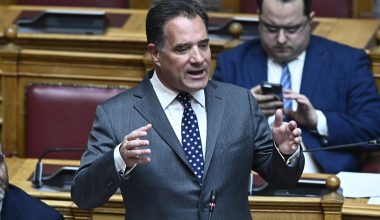 Απίστευτες ατάκες στην Βουλή: «Ανόητοι αριστεροί» είπε ο Α.Γεωργιάδης – Πλεύση Ελευθερίας: «Είσαι γελοίος»