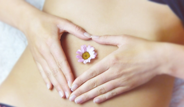 Αυτοί είναι όλοι οι πιθανοί λόγοι που μπορεί να μυρίζει άσχημα ο αφαλός σας