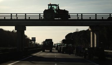 Οργή των αγροτών και στη Γαλλία: Στήνουν μπλόκα και ψεκάζουν με κοπριά κυβερνητικά κτίρια! (βίντεο)