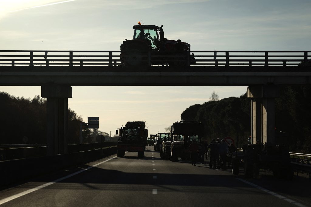 Οργή των αγροτών και στη Γαλλία: Στήνουν μπλόκα και ψεκάζουν με κοπριά κυβερνητικά κτίρια! (βίντεο)