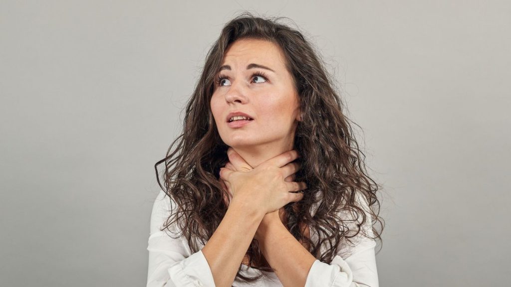 Γαστροοισοφαγική παλινδρόμηση: Τι να κάνετε για να αντιμετωπίσετε το κάψιμο στο λαιμό