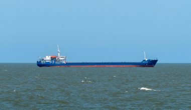 Ουκρανικά drones κτύπησαν δύο ρωσικά φορτηγά πλοία στην Κασπία Θάλασσα που μετέφεραν στρατιωτικό εξοπλισμό