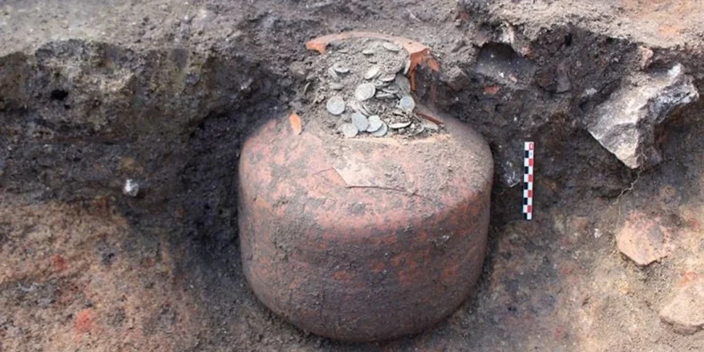 Γαλλία: Ερευνητές ανακάλυψαν αρχαίο «κουμπαρά» γεμάτο με χιλιάδες ρωμαϊκά νομίσματα!
