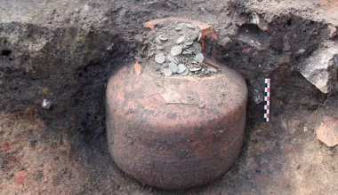 Γαλλία: Ερευνητές ανακάλυψαν αρχαίο «κουμπαρά» γεμάτο με χιλιάδες ρωμαϊκά νομίσματα!