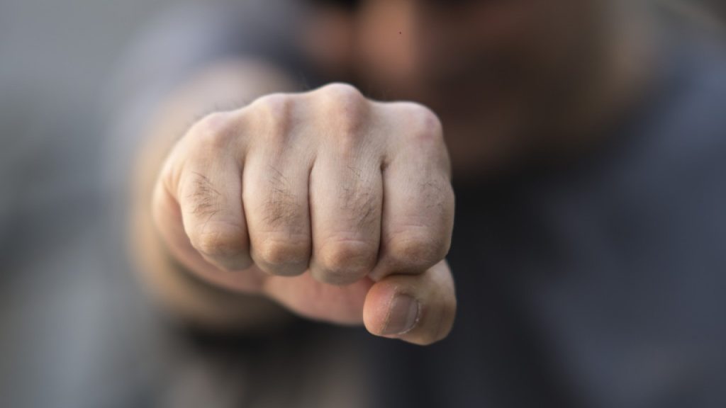 Πρώην παίκτης ριάλιτι επιτέθηκε σε ασφαλιστή στο Αίγιο: «Από το χτύπημα επηρεάστηκε η όρασή μου» (βίντεο)