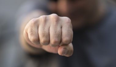 Πρώην παίκτης ριάλιτι επιτέθηκε σε ασφαλιστή στο Αίγιο: «Από το χτύπημα επηρεάστηκε η όρασή μου» (βίντεο)