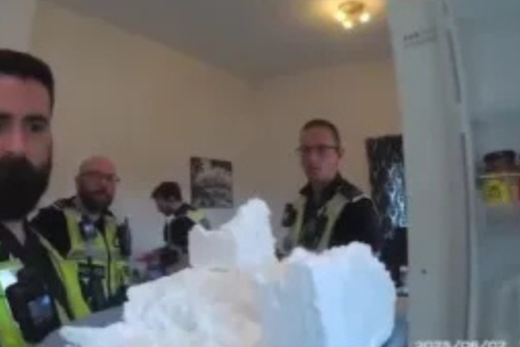 Βρετανία: Αστυνομικοί έμειναν έκπληκτοι με την ποσότητα κοκαΐνης που βρήκαν μέσα σε ψυγείο διαμερίσματος (βίντεο)