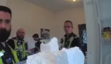 Βρετανία: Αστυνομικοί έμειναν έκπληκτοι με την ποσότητα κοκαΐνης που βρήκαν μέσα σε ψυγείο διαμερίσματος (βίντεο)