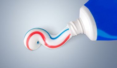 Λεκές από οδοντόκρεμα: Δείτε τι να κάνετε για να τον αφαιρέσετε από τα ρούχα