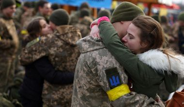 Ουκρανή ξεσπά σε κλάματα όταν βλέπει τον σύζυγό της – «Μου είπαν ότι σκοτώθηκες στο Βολχάνσκ» (βίντεο)