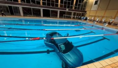 Παραλίγο τραγωδία στη Γαλλία: Αυτοκίνητο με μητέρα και κόρη έπεσε μέσα σε πισίνα αθλητικού κέντρου (βίντεο)