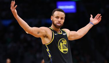 Εντυπωσιακό εύστοχο σουτ του Στεφ Κάρι από την μία άκρη του γηπέδου στην άλλη! (βίντεο)