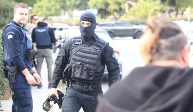 Η ΕΛΑΣ υποψιαζόταν γυναίκα στην Κρήτη για παράνομες επιδοτήσεις – Εν τέλει συνέλαβε τον σύζυγό της για οπλοκατοχή