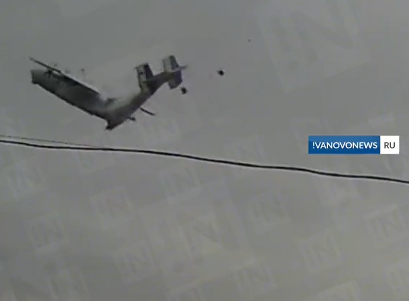 Απίστευτες εικόνες από την συντριβή ρωσικού An-22: Το στρατιωτικό μεταφορικό αεροσκάφος κόπηκε στα δύο