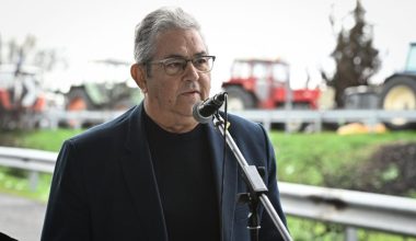 Στα μπλόκα της Φθιώτιδας ο Δ.Κουτσούμπας: «Κλιμακώστε τον αγώνα σας»