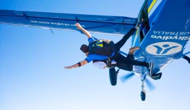 Παραλίγο τραγωδία σε πτώση με αλεξίπτωτο: Την ώρα που πηδούσε άνοιξε το εφεδρικό του