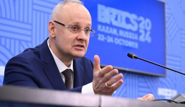 Αντόν Κομπιάκοφ: «Οι ΗΠΑ θα χρησιμοποιήσουν τα κρυπτονομίσματα για να μειώσουν τεράστιο χρέος τους»