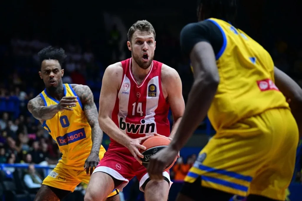 Εμφάνιση α λα NBA από τον Ολυμπιακό που «σκόρπισε» με 105-62 το Περιστέρι – Δείτε βίντεο