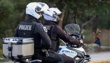 Συνελήφθη 59χρονος στον Άλιμο: Απείλησε με τσεκούρι έναν οδηγό – Τι βρήκε η ΕΛΑΣ στο ξενοδοχείο όπου διέμενε (φωτο)