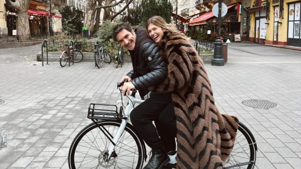 Η Κλέλια Ανδριολάτου και ο Χ.Παπακαλιάτης ποζάρουν ανέμελοι στη Βουδαπέστη – Δείτε φωτογραφίες