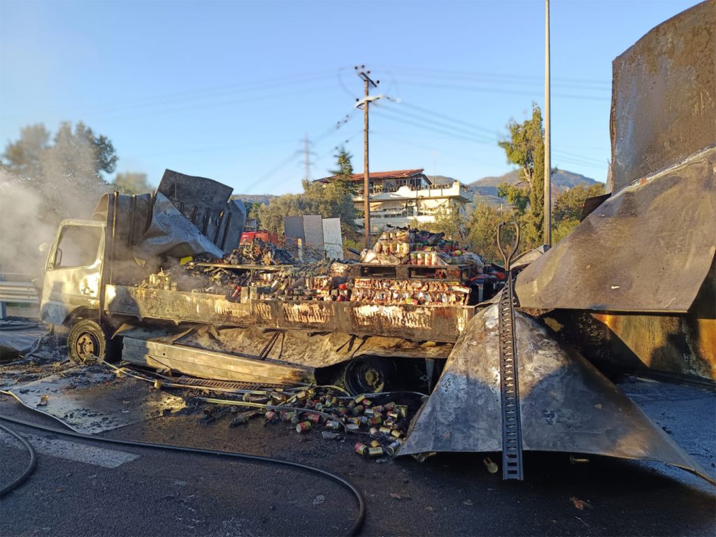 Φορτηγό τυλίχθηκε στις φλόγες: Προκλήθηκαν προβλήματα στην κυκλοφορία προς τα διόδια Αφιδνών – Δείτε φωτογραφίες