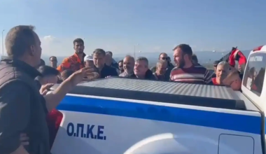 Επεισόδια στο μπλόκο της Καλαμάτας: Αγρότες επιχείρησαν να αναποδογυρίσουν αυτοκίνητο της ΕΛ.ΑΣ (βίντεο)