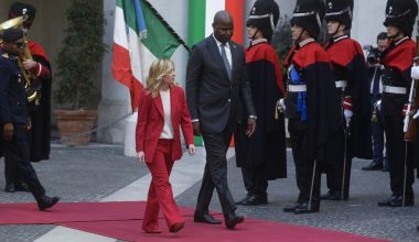 Βίντεο: Η αμήχανη στάση της Μελόνι στην συνάντησή της με τον πρόεδρο της Μοζαμβίκης